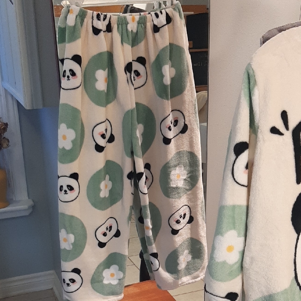 NWT SO CUTE🐼Panda Print Plush COZY Pajama Set - Cream & Green Fits Sz S/M - Picture 4 of 8
